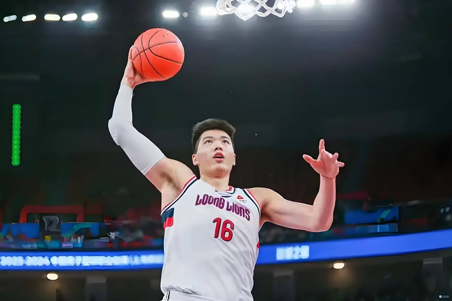 转会期全明星赛传出新动向;上海久事防线松动;管理层表态:震撼外界;年轻球员得到机会的简单介绍-爱游戏ayx在线入口