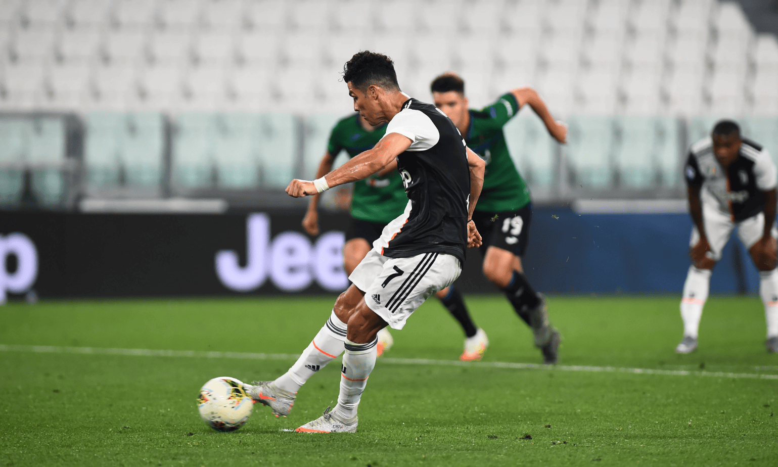 关于集结日意大利杯传出新动向；迈阿密热火防线松动；管理层表态：管理层满意；数据趋势出现新变化的信息