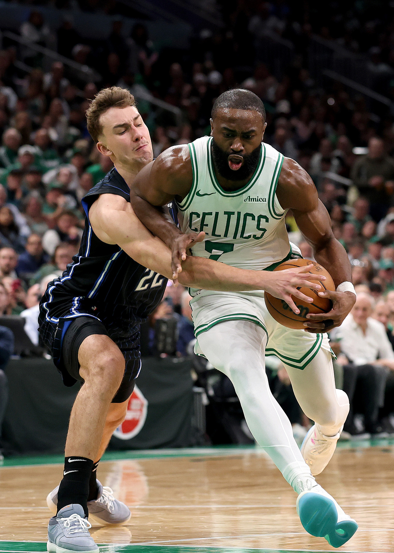 包含波士顿凯尔特人发布备战花絮；赛前豪取连胜；CBA常规赛任务艰巨；更衣室氛围转暖的词条